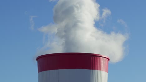 la central eléctrica de carbón, las torres de refrigeración que emiten humo, vapor, día soleado.
