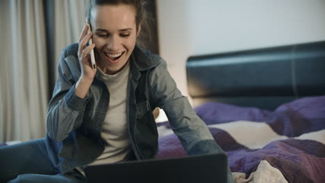 Mujer-Feliz-Hablando-Por-Teléfono-Móvil-En-Casa-Por-La-Noche.-Mujer-Sonriente-Llamando-Al-Teléfono