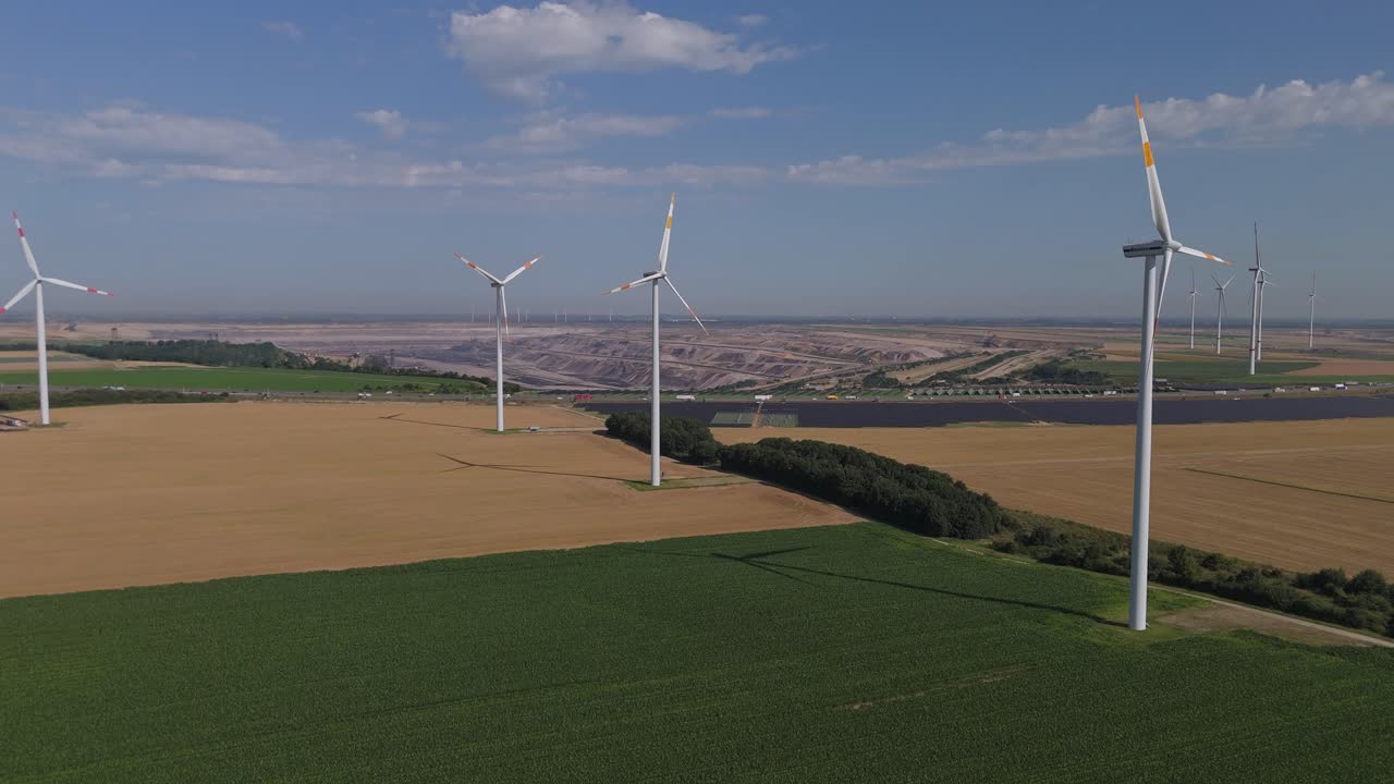 поле ветряных турбин с видом на поверхностную шахту гарцвайлера в юхене, германия