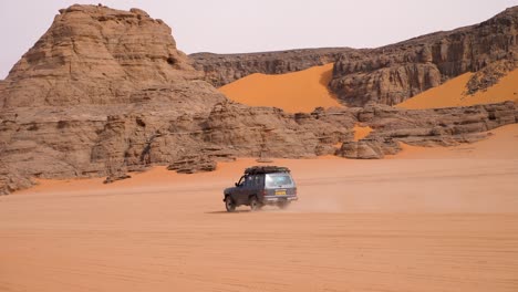 Zeitlupenaufnahmen-Eines-Geländewagens-In-Der-Algerischen-Wüste