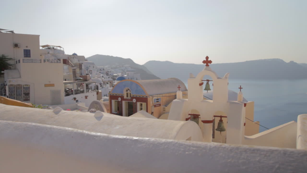 vista del pueblo de arquitectura cicládica de oia en santorini, con coloridos tejados y el majestuoso paisaje marino de santorini en el fondo