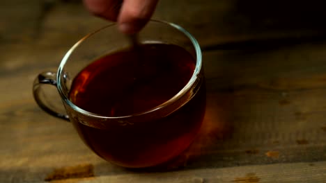 mezcla la taza de té dulce con el té caliente.