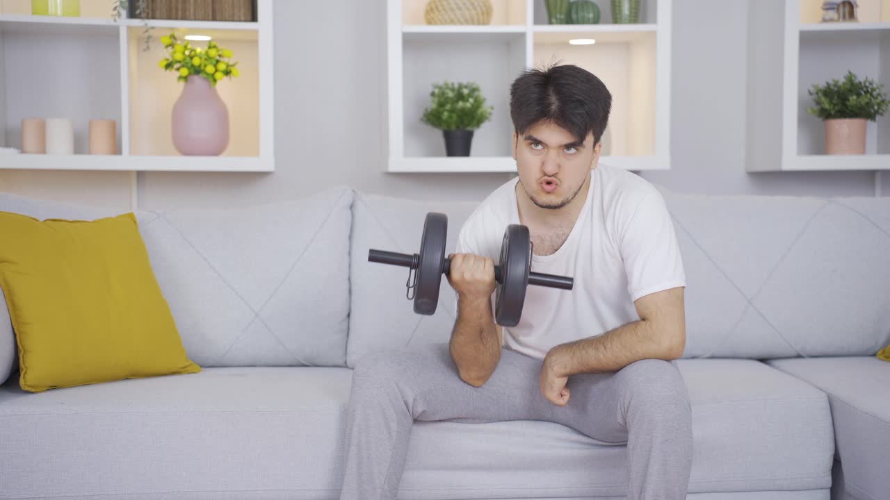 덤벨과 함께 스포츠. 팔 근육을 개발.