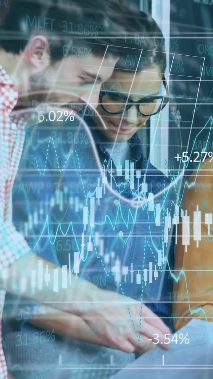 Video vertical: Dos analistas tocando una tableta, activando gráficos de mercado y aumento porcentual, analizando el ROI.