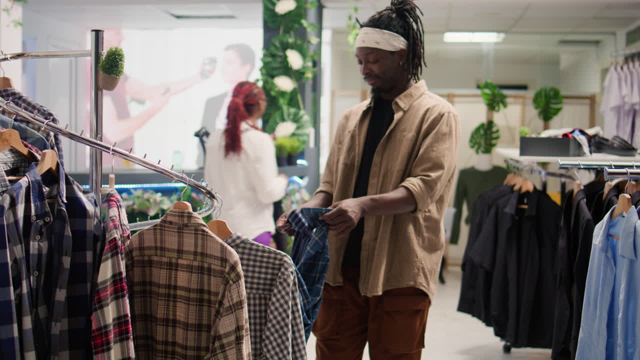 el cliente compra camisas a la venta