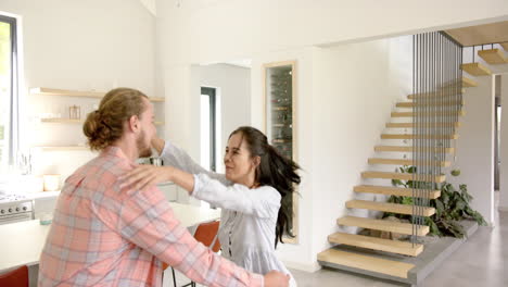 Una-Joven-Pareja-Birracial-Bailando-Y-Divirtiéndose-En-Una-Cocina-Moderna-En-Casa