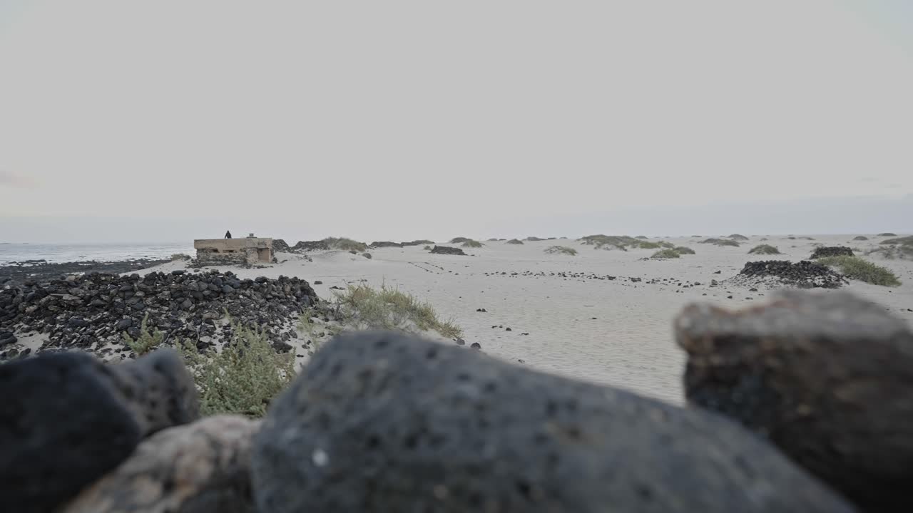 해가 뜨면 페우테벤투라의 모래에서 해변으로 카메라 팬