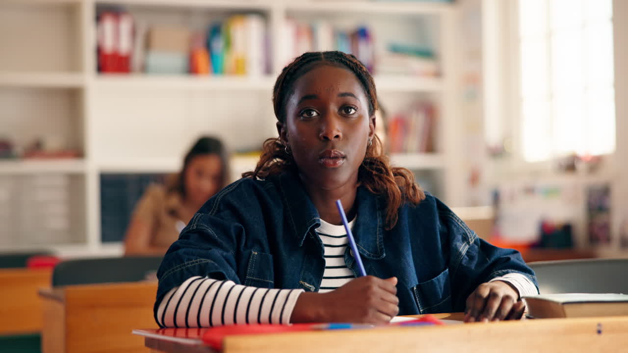 estudiante en un salón de clases