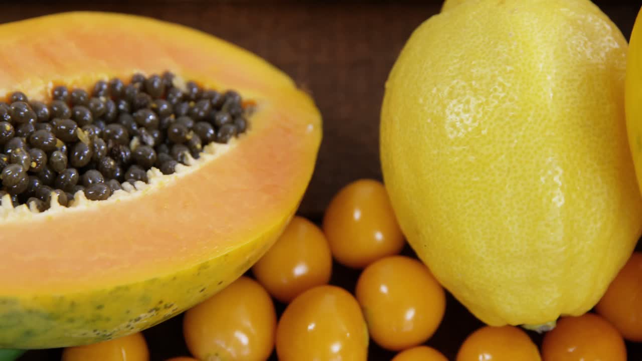 variedad de verduras y frutas amarillas frescas en fondo de mesa de madera