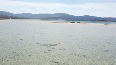 Drehendes-Filmmaterial-über-Flachwasserbergen-Im-Hintergrund