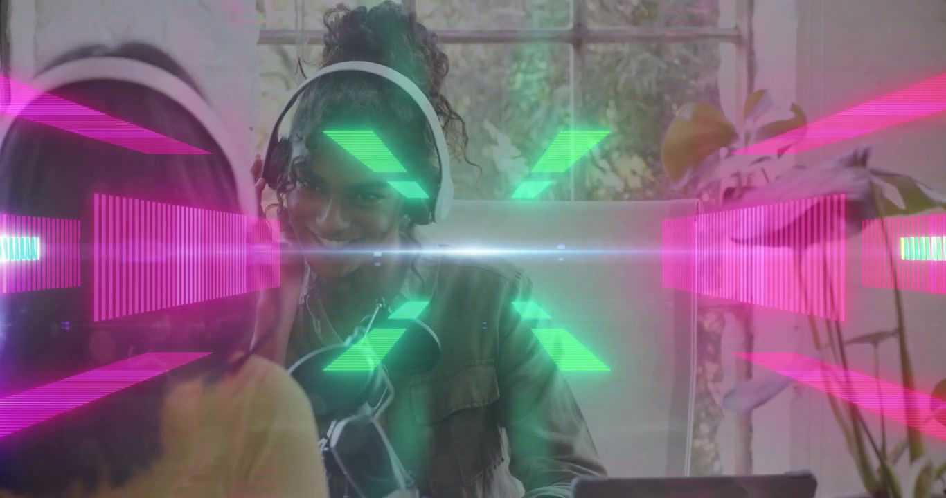 Ospite donna di mezza età che parla al microfono, attivando barre al neon pulsanti durante una conversazione podcast