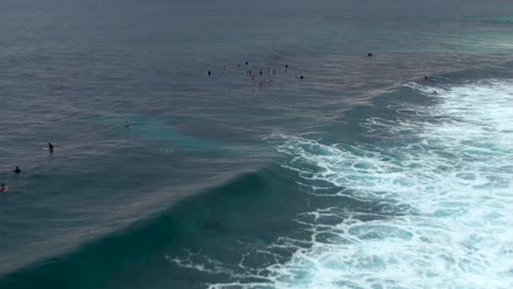 Drohne-Fliegt-Rückwärts-Von-Surfern,-Die-In-Der-Banzai-Pipeline-Im-Ehukai-Beach-Park,-Ohau,-Auf-Wellen-Warten