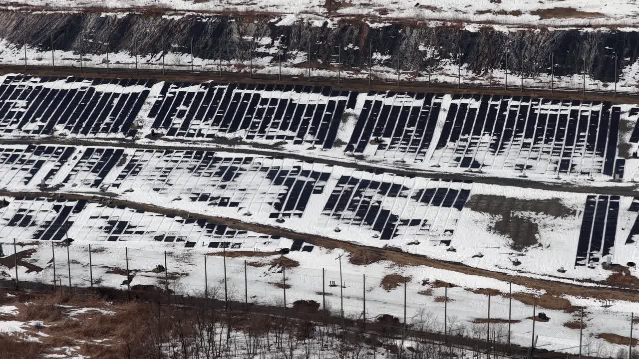 Letecký pohled na sněhem pokryté solární panely v zimě – Infrastruktura obnovitelných zdrojů energie