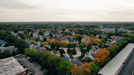aérea sobre las casas residenciales en mundelein illinois ee.uu.