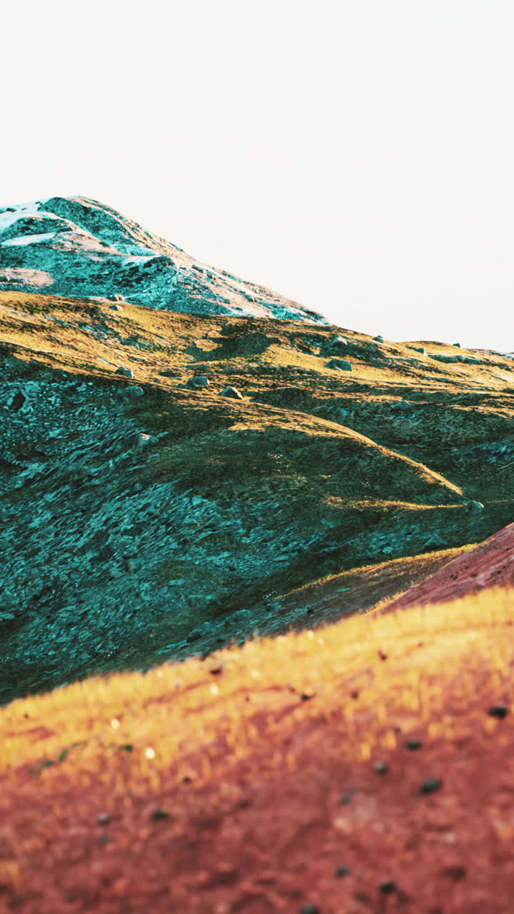 una cordillera con nieve en los picos