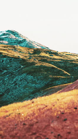 una cordillera con nieve en los picos