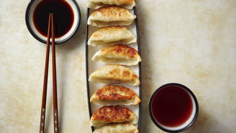 albóndigas asiáticas originales gyoza servidas en un plato largo