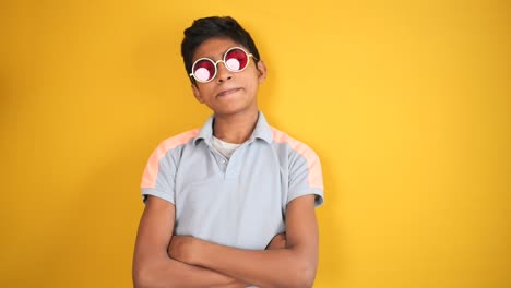 niño con gafas de sol