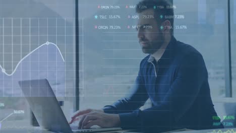 animación de estadística, procesamiento de datos del mercado de valores sobre un hombre biracial usando una computadora portátil en la oficina