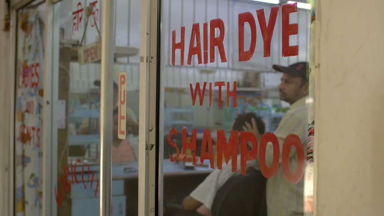 이발소를 들여다보며