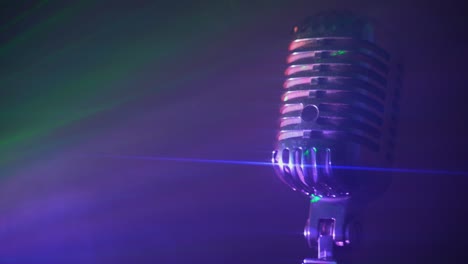 micrófono retro con luces de discoteca de escenario y niebla. actuación en vivo o concepto de karaoke.