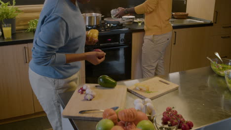 Una pareja cocinando en la cocina.