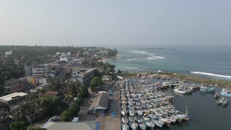 los barcos de pesca locales se amontonan en la marina del puerto protector en sri lanka