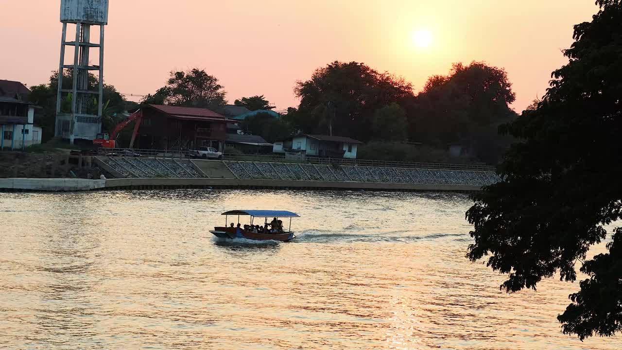 해가 지는 강에서 항해하는 배
