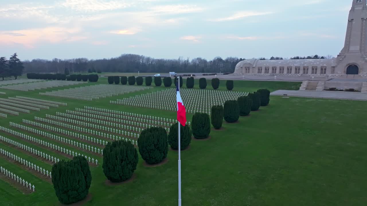 Vista aerea di cieli al tramonto sopra l'Ossario di Douaumont, Francia