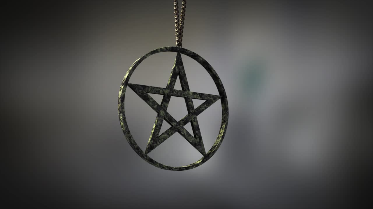 renderizado de alta calidad de un amuleto de pentáculo circular de mármol tallado pulido, balanceándose lentamente al final de una cadena de cuello, con una profundidad de campo súper superficial y un fondo bokeh