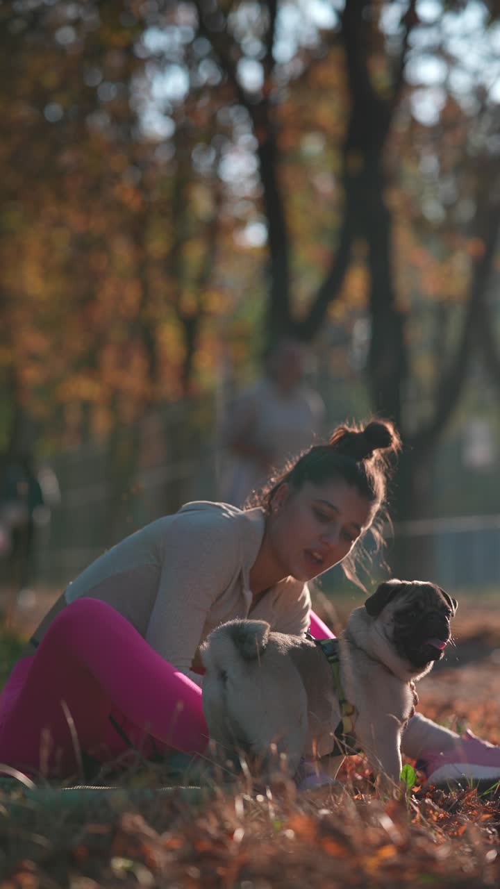 그리고 여자가 공원에서 휴식을 취하고 있습니다.