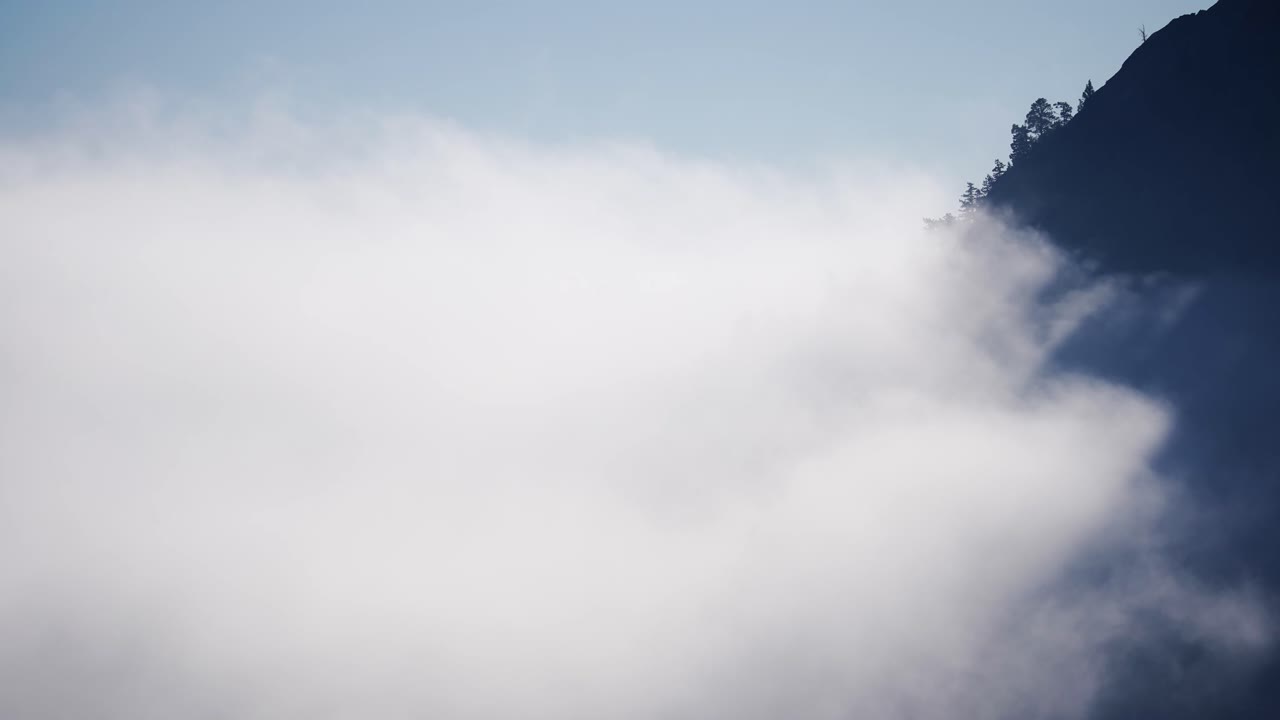 산 위에 안개 구름의 공중 시간 경과