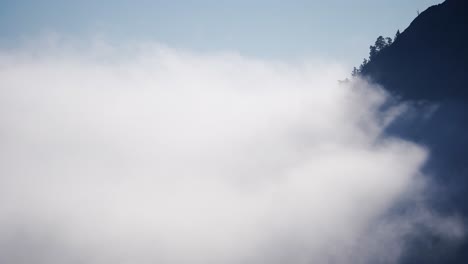 lapso de tiempo aéreo de nubes de niebla sobre las montañas