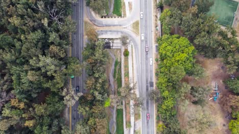 Blick-Auf-Die-Hauptallee-Von-Zapopan,-Es-Ist-Die-Patria--Und-Colomos-allee,-Ausgedehnte-Vegetation