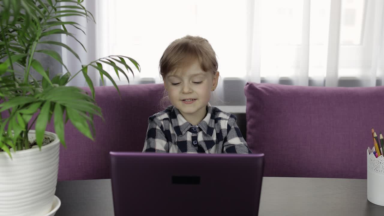 niña estudiando tareas en línea usando computadora portátil digital. educación a distancia