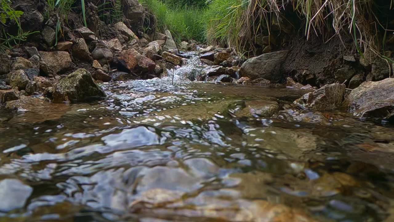 cámara lenta de una corriente de agua de un río de montaña salvaje que fluye a través de las rocas