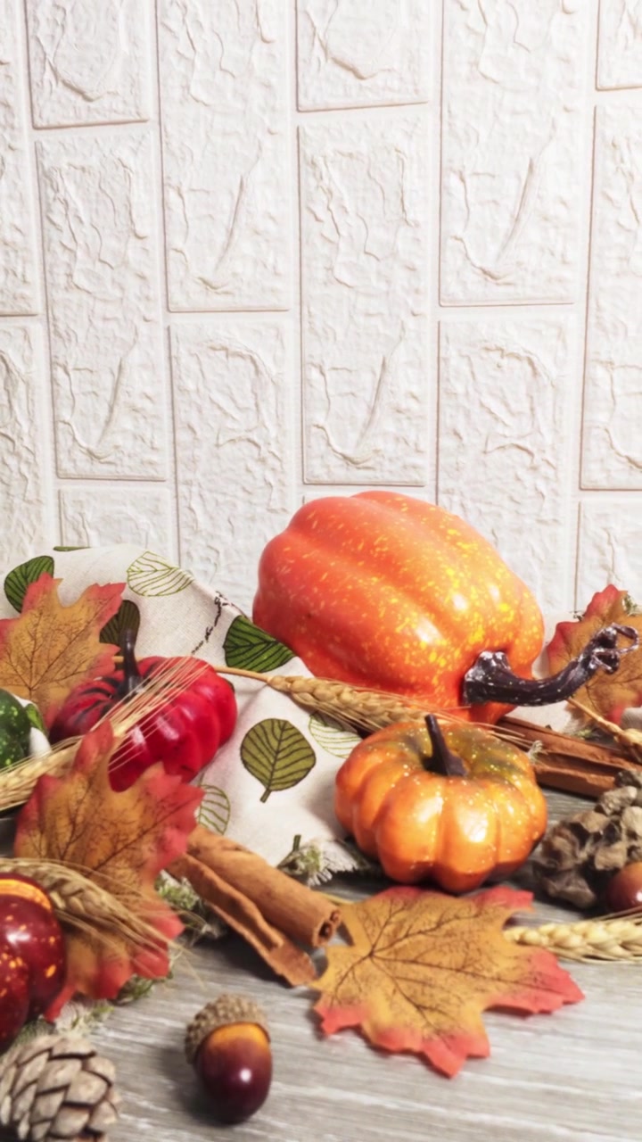 Decorazione autunnale a natura morta con zucche e foglie autunnali