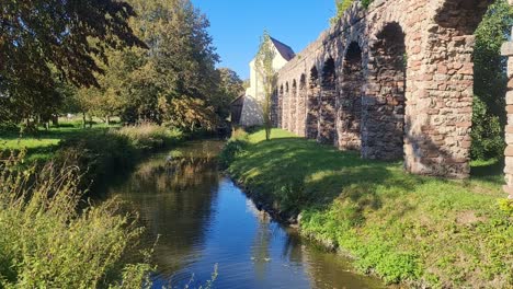 Toma-Estática-De-Una-Pequeña-Corriente-De-Agua-En-Schwetzingen,-Alemania.