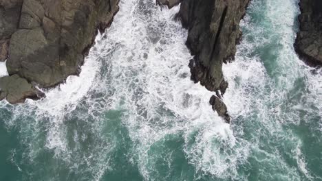 4.000-Drones-A-Vista-De-Pájaro-Sobre-Las-Olas-Rompiendo-En-Las-Rocas,-Acantilados,-Brookings,-Costa-De-Oregon