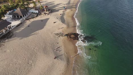 Smaragdgrünes-Wasser-Trifft-Auf-Goldenen-Sand-Am-Chahue-Beach-In-Huatulco,-Oaxaca,-Mexiko