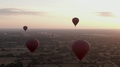 Toma-Pov-De-Volar-Globos-Aerostáticos-Sobre-Bagan-En-Myanmar-Durante-El-Amanecer-Dorado