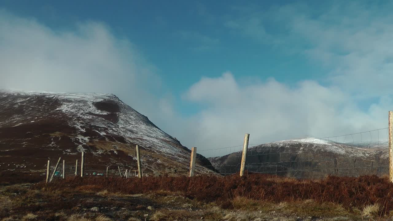 코메라그 산맥 워터포드 아일랜드 눈  ⁇ 인 언덕 위의 푸른 하늘 크리스마스 날