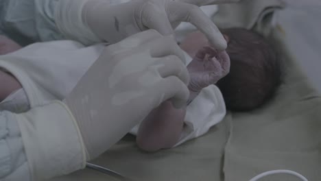 Nahaufnahme-Beim-Anlegen-Eines-Neugeborenen-Identifikationscode-Armbands-Für-Ein-Neugeborenes-Baby