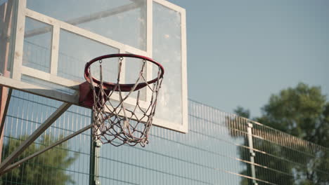 Cerca-De-La-Pelota-Que-Falta-En-El-Aro-De-Baloncesto