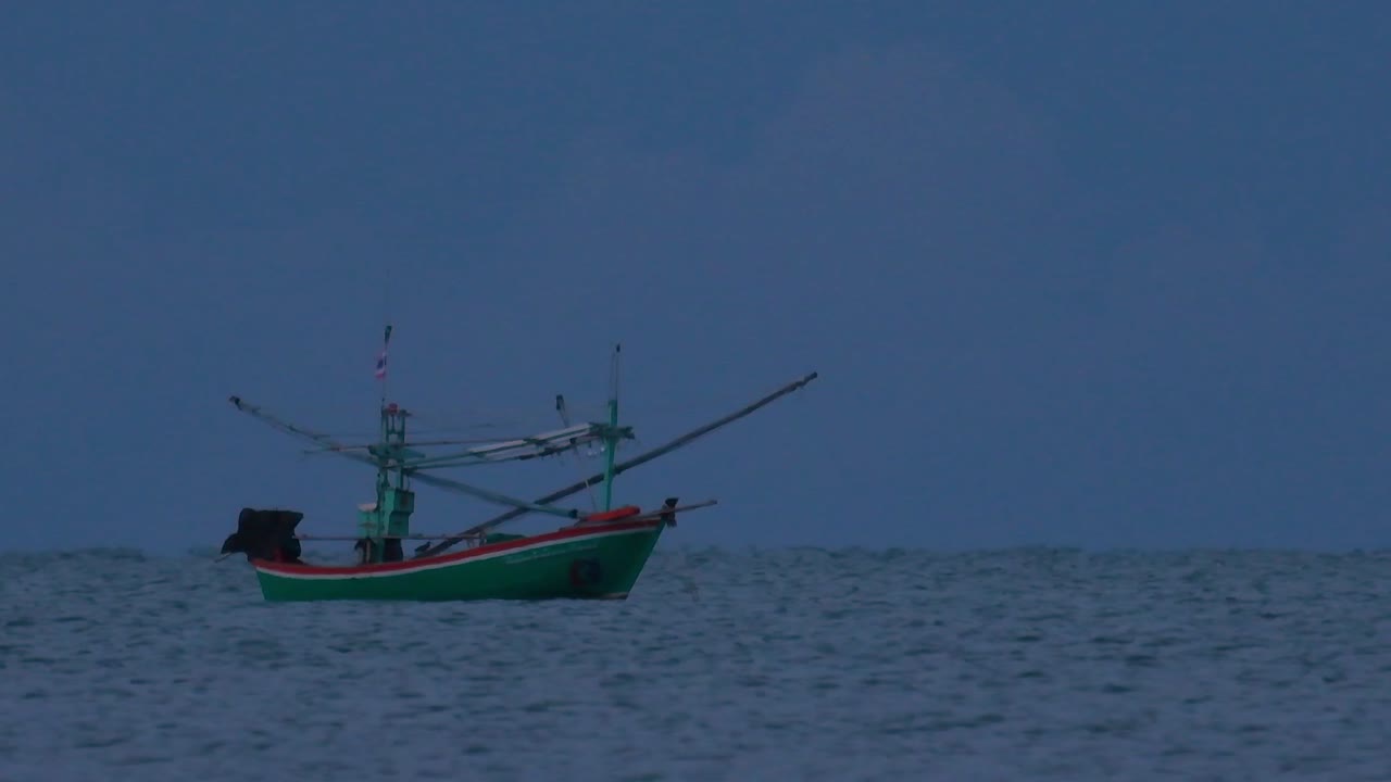 태국의 어선은 바다 한가운데서 어두워지기를 기다리며 초록불을 켜고 낚시를 시작하고 새우를 잡습니다.