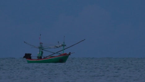 Fischerboote-In-Thailand-Warten-Mitten-Auf-Dem-Ozean-Darauf,-Dass-Es-Dunkel-Wird,-Damit-Sie-Ihre-Grünen-Lichter-Einschalten-Und-Anfangen-Können,-Garnelen-Zu-Fischen-Und-Zu-Schleppen