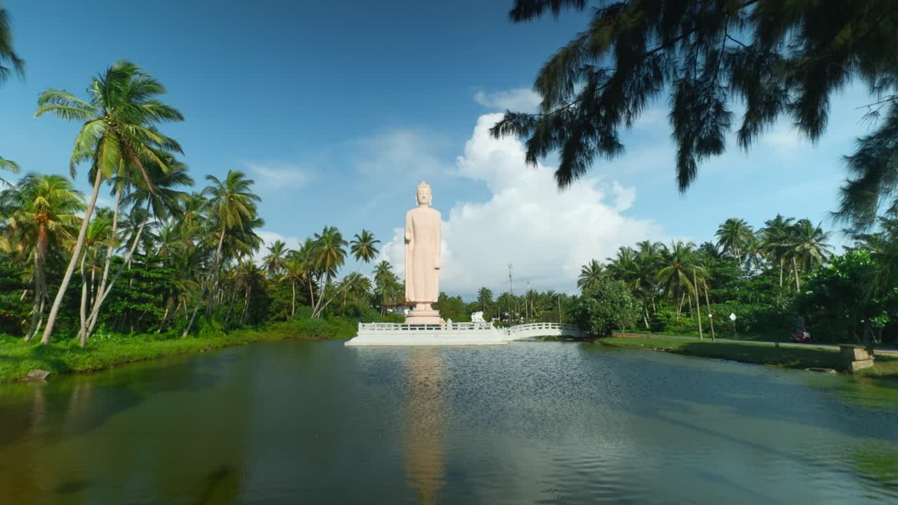 estatua gigante de buda en un paraíso tropical