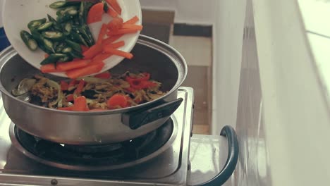 agregar zanahorias picadas y chile verde a brotes de bambú salteados o labong, un plato filipino local tradicional que muestra la cocina auténtica y la vida diaria en filipinas