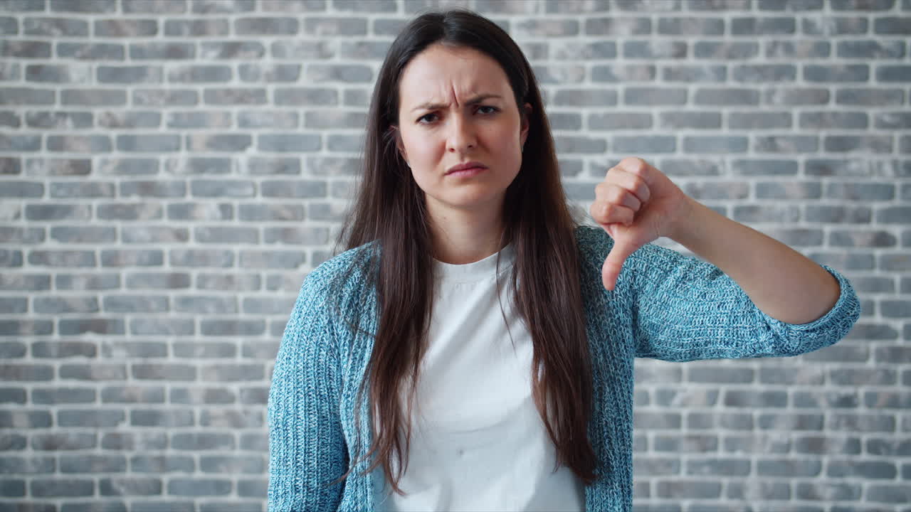 la mujer desaprueba.