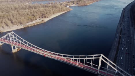 Malerische-Aussicht-Von-Oben-Auf-Die-Altstadt-Von-Kiew,-Podol,-Dnepr-Fluss,-Rybalskiy-Insel,-Panoramalandschaft.-Blizzard-Panorama-Der-Ukrainischen-Hauptstadt-Kiew